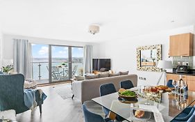 A7 Masts - Striking Beach Bolthole Apartment With Beautiful Sea Views Private Balcony & Parking