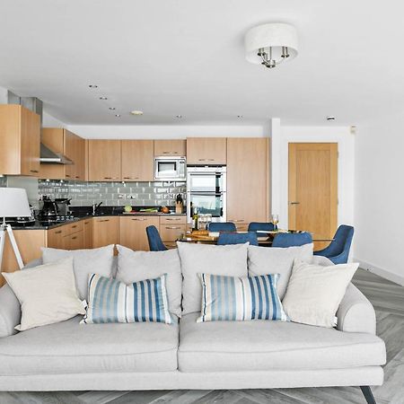 A7 Masts - Striking Beach Bolthole Apartment With Beautiful Sea Views Private Balcony & Parking Torquay Exterior photo